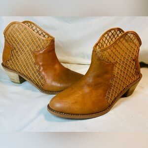 Kelsi Dagger Women's Tan Leather western inspired cowgirl Ankle Boots size 9